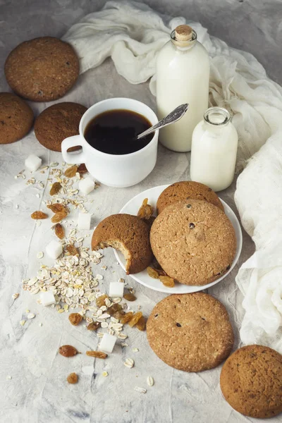 Xícara Café Preto Uma Xícara Branca Garrafas Com Leite Biscoitos — Fotografia de Stock