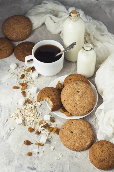 Taza Café Negro Una Taza Blanca Botellas Con Leche Galletas — Foto de Stock