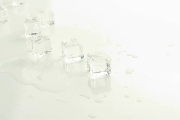 Кубики Льоду Пролита Вода Світлому Фоні — стокове фото