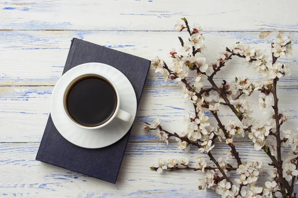 Ágacska Cseresznye Virágok Fehér Csésze Fekete Kávé Egy Könyv Egy — Stock Fotó