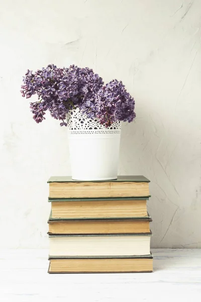 Lilas Dans Seau Décoratif Blanc Sur Tas Livres Sur Fond — Photo