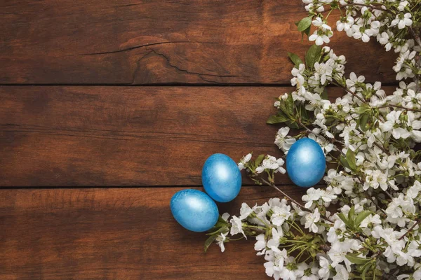 Ramo Fiori Ciliegio Uova Pasqua Uno Sfondo Legno — Foto Stock