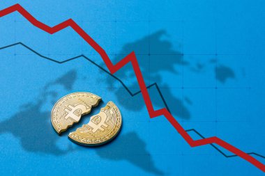 Kavram düşüş ve sonbahar cryptocurrency ders ve ticaret yasağı. Sikke Bitcoin mavi bir arka plan olarak ikiye ayrılır.