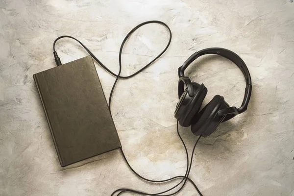 Boek Hoofdtelefoon Aangesloten Een Witte Achtergrond Van Stenen Concept Audioboeken — Stockfoto