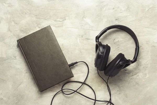 Boek Hoofdtelefoon Aangesloten Een Witte Achtergrond Van Stenen Concept Audioboeken — Stockfoto