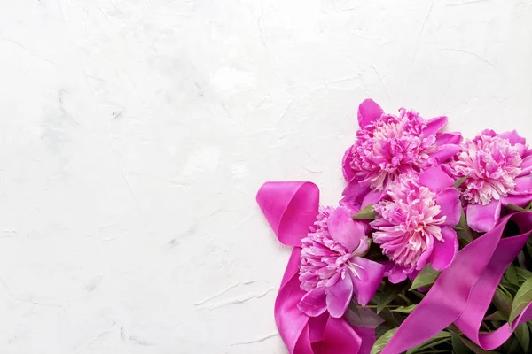 Розовые Пионы Розовая Лента Светлом Каменном Фоне Плоский Вид Сверху — стоковое фото