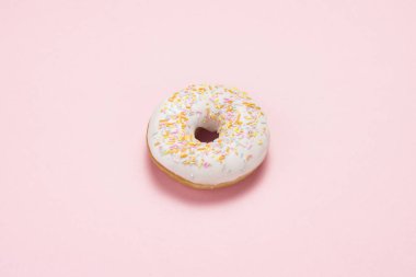 Pembe bir arka plan üzerinde taze lezzetli tatlı çörek. Lokanta, pastane, Kahvaltı, tatlılar kavramı. Minimalizm