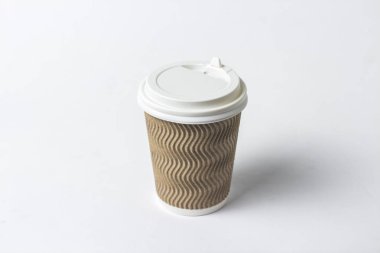 Kağıt bardak beyaz zemin üzerinde bir koruyucu kapak ile. Kavram kahve veya çay, Lokanta, sabah kahvesi, kahvaltı gitmek için