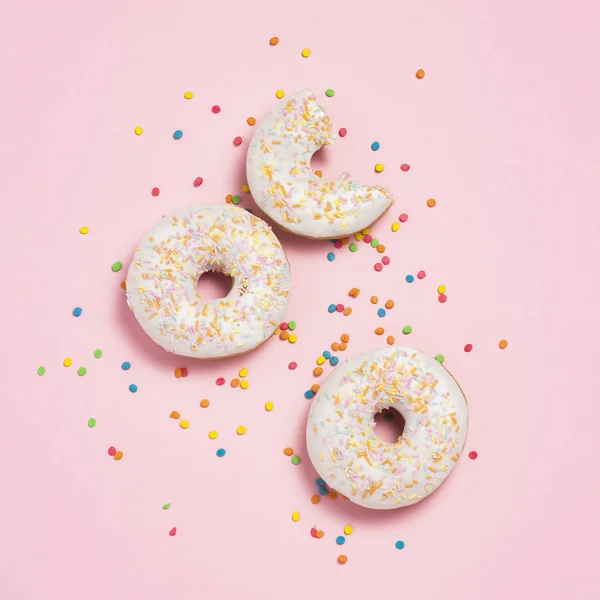 Donuts Doces Saborosos Frescos Doces Decorativos Multicoloridos Cubos Açúcar Fundo — Fotografia de Stock