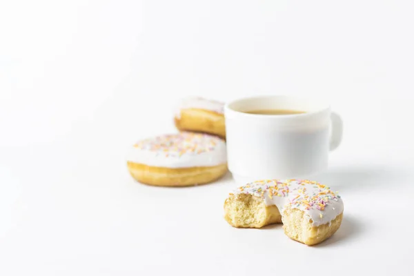 Белая Чашка Кофе Чай Молоком Свежими Вкусными Пончиками Сладкие Разноцветные — стоковое фото