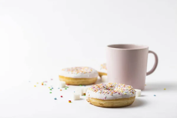 Taça Rosa Com Café Chá Donuts Saborosos Frescos Doces Decorativos — Fotografia de Stock