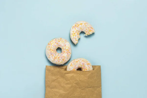 Бумажный Пакет Свежие Вкусные Сладкие Пончики Синем Фоне Концепция Быстрого — стоковое фото