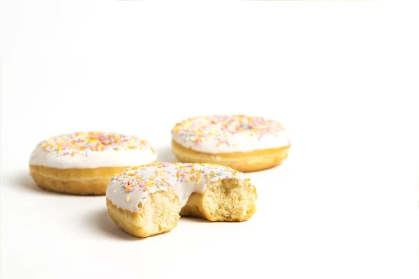 Frische Leckere Donuts Und Süße Bunte Deko Bonbons Auf Weißem — Stockfoto