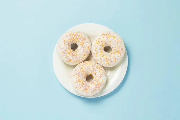 Пончики Белой Тарелке Синем Фоне Концепция Быстрого Питания Утренний Кофе — стоковое фото