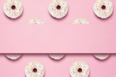 Pembe bir arka plan üzerinde taze lezzetli tatlı çörek. Metin için yer. Lokanta, pastane, Kahvaltı, tatlılar kavramı. Minimalizm. Desen. Düz yatıyordu, en iyi görünüm, kopya alanı