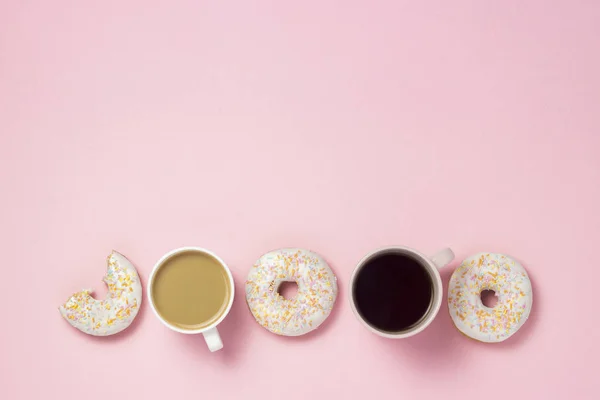 Kopjes Koffie Thee Vers Smakelijke Zoete Donuts Blootgesteld Regel Tegen — Stockfoto