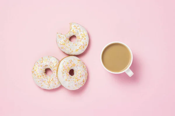 Taça Branca Café Chá Com Leite Donuts Doces Saborosos Frescos — Fotografia de Stock