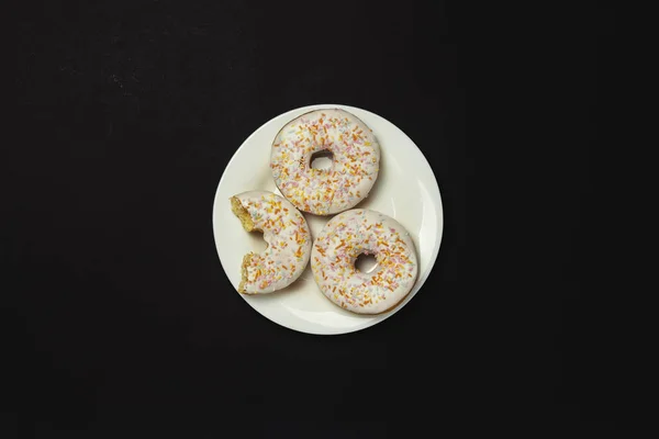 Вкусные Сладкие Свежие Пончики Белой Тарелке Черный Фон Концепция Завтрака — стоковое фото