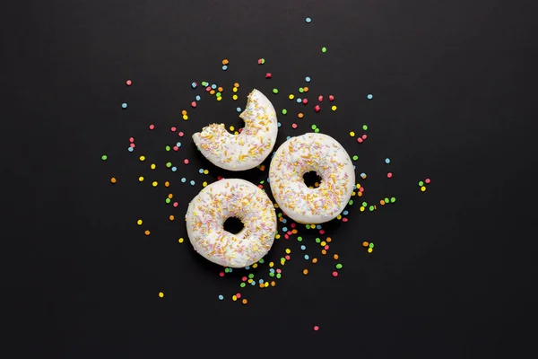 Leckere Süße Frische Donuts Und Bunte Dekorative Bonbons Auf Schwarzem — Stockfoto