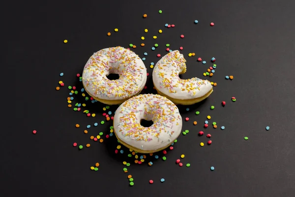 달콤한 신선한 도넛과 배경에 패스트 전문점 베이커리 — 스톡 사진