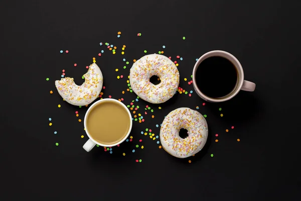 Delicioso Doce Donuts Frescos Doces Decorativos Multicoloridos Uma Xícara Café — Fotografia de Stock