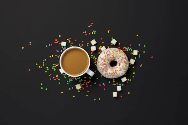 Delicioso Doce Donuts Frescos Doces Decorativos Multicoloridos Uma Xícara Café — Fotografia de Stock