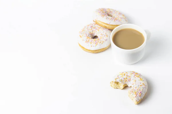 White Cup Coffee Tea Milk Fresh Tasty Donuts Sweet Multicolored — Stock Photo, Image