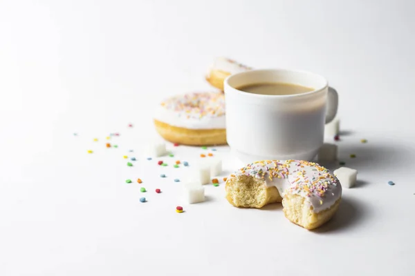 Taça Branca Café Chá Com Leite Donuts Saborosos Frescos Doces — Fotografia de Stock