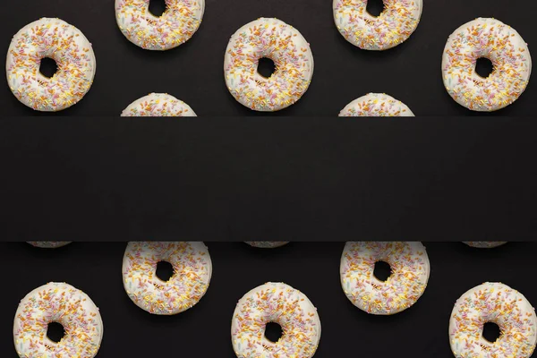 新鲜美味的甜甜甜圈在黑色的背景 文本的位置 面包店 糖果的概念 平面布局 顶部视图 复制空间 — 图库照片