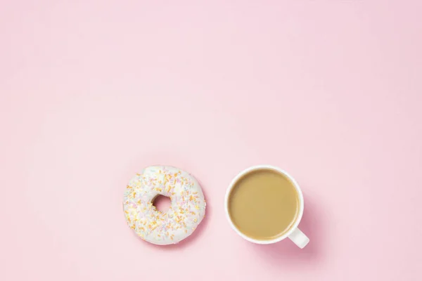 Xícara Com Café Chá Donut Doce Saboroso Fresco Fundo Rosa — Fotografia de Stock