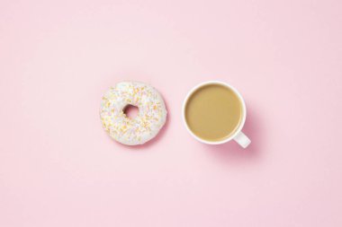 Fincan kahve veya çay ile. Pembe bir arka plan üzerinde taze lezzetli tatlı çörek. Fırın kavramı, taze hamur işleri, lezzetli breakfast, Lokanta, kahve dükkanı. Düz yatıyordu, en iyi görünümü