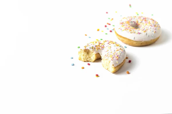 Свежие Вкусные Пончики Сладкие Разноцветные Декоративные Конфеты Белом Фоне Концепция — стоковое фото