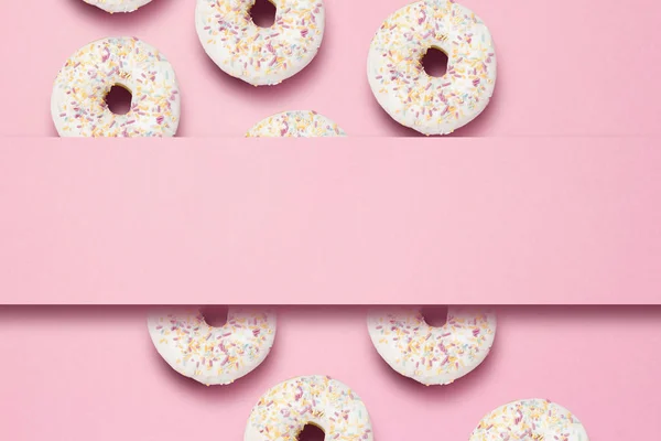 Donuts Doces Saborosos Frescos Fundo Rosa Lugar Para Sms Conceito — Fotografia de Stock