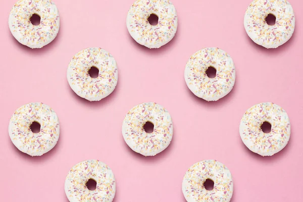 Donuts Doces Saborosos Frescos Fundo Rosa Conceito Fast Food Padaria — Fotografia de Stock