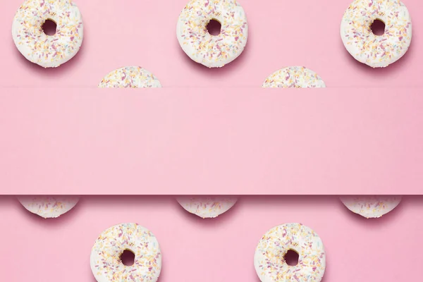 Donuts Doces Saborosos Frescos Fundo Rosa Lugar Para Sms Conceito — Fotografia de Stock