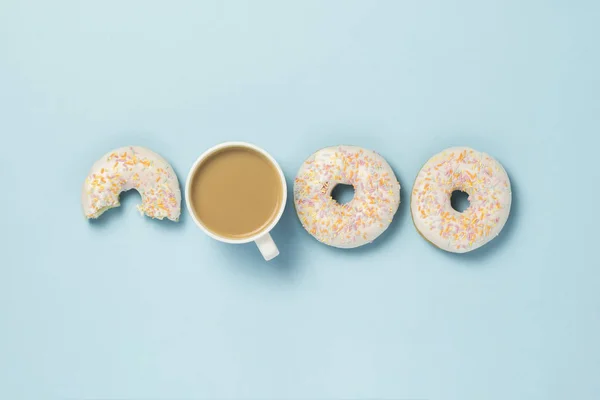 Taça Branca Café Chá Com Leite Donuts Saborosos Frescos Fundo — Fotografia de Stock