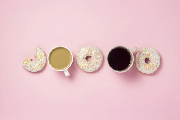 Copos Xícara Papel Com Café Chá Frescos Saborosos Donuts Doces — Fotografia de Stock