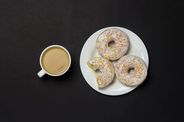 Delicioso Doce Donuts Frescos Prato Branco Uma Xícara Café Fundo — Fotografia de Stock