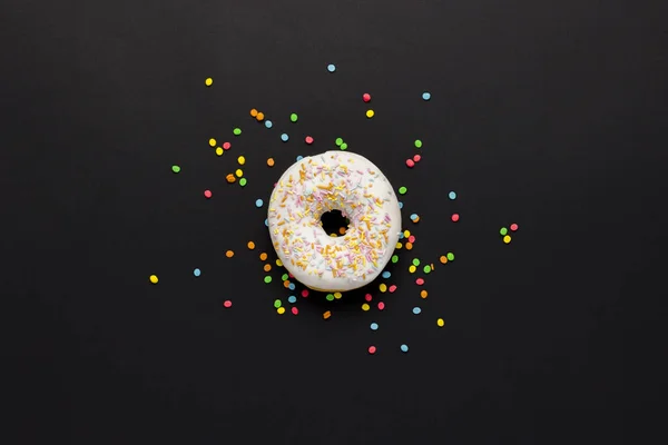 Delicioso Doce Donut Fresco Doces Decorativos Multicoloridos Fundo Preto Conceito — Fotografia de Stock
