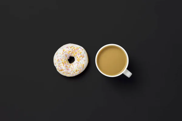 Delicioso Doce Donut Fresco Xícara Café Fundo Preto Conceito Café — Fotografia de Stock