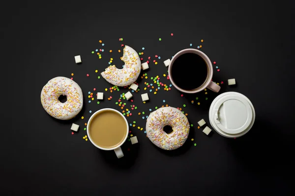 Delicioso Doce Donuts Frescos Doces Decorativos Multicoloridos Uma Xícara Café — Fotografia de Stock