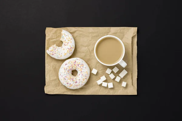 Delicioso Doce Donuts Frescos Uma Xícara Café Saco Embalagem Papel — Fotografia de Stock