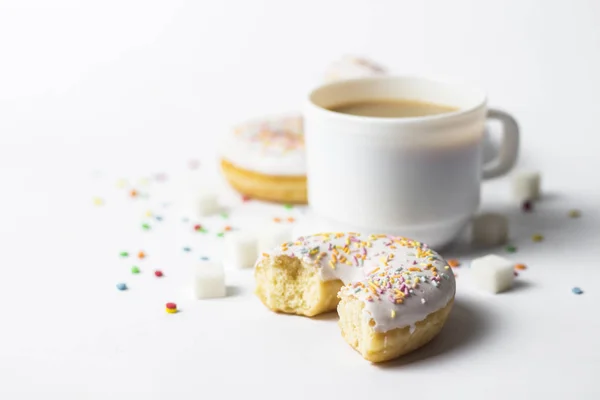 Белая Чашка Кофе Чай Молоком Свежими Вкусными Пончиками Сладкие Разноцветные — стоковое фото