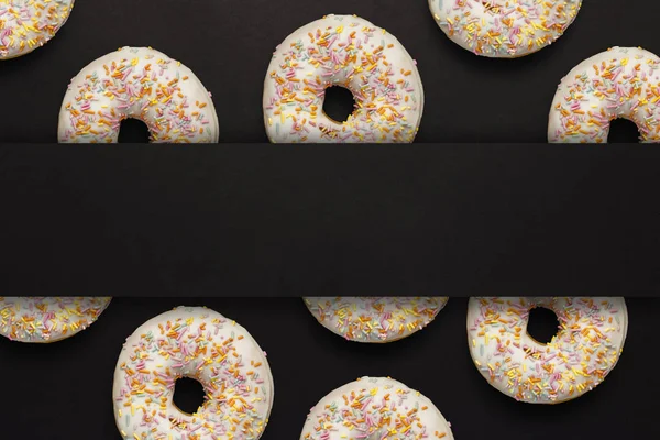 Donuts Doces Saborosos Frescos Fundo Preto Lugar Para Sms Conceito — Fotografia de Stock