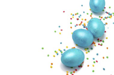 Paskalya yumurta ve beyaz arka plan üzerinde renkli toz mavi