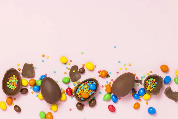 Rozbité Celé Čokoládové Velikonoční Vajíčka Vícebarevné Sladkosti Růžové Pozadí Keř — Stock fotografie