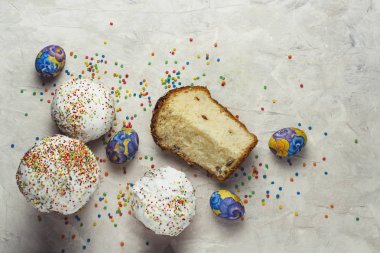 Paskalya kek ve Paskalya yumurta (geleneksel süsleme ve öznitelikleri). Mutlu Paskalya!