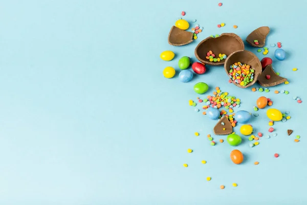 Nefunkční Čokoládové Velikonoční Vajíčko Vícebarevné Sladkosti Modrém Pozadí Velikonoční Slavnost — Stock fotografie