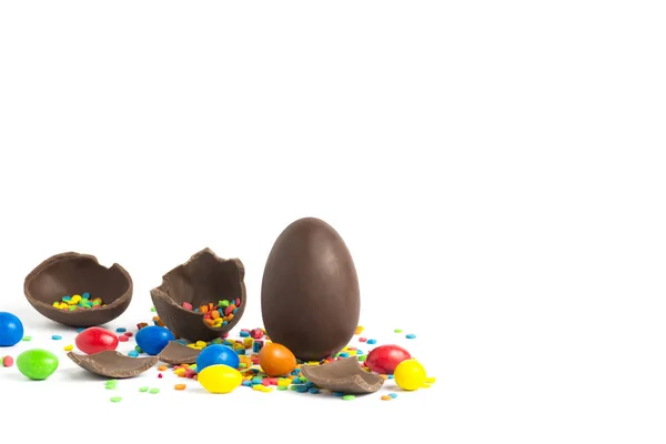 Celku Rozbité Čokoládové Velikonoční Vajíčko Pestrobarevným Sladkosti Bílém Pozadí Koncept — Stock fotografie