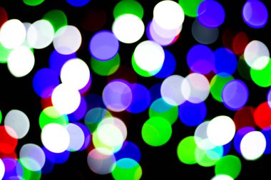 Siyah arka plan üzerinde renkli bokeh. Bir arka plan veya duvar kağıdı olarak kullanılabilir